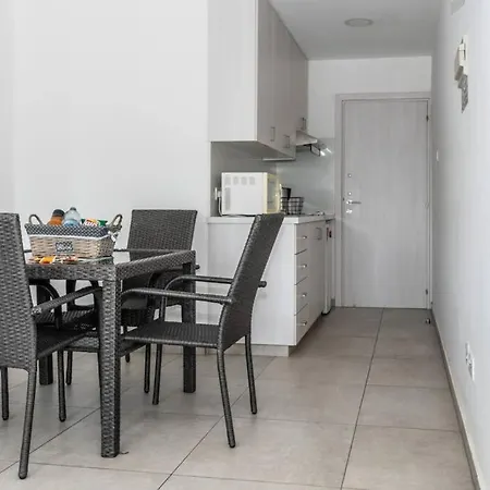Pool View City Center 1br - *